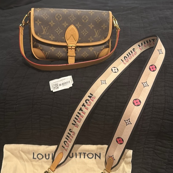 LOUIS VUITTON Diane Satchel - Picture 10 of 11
